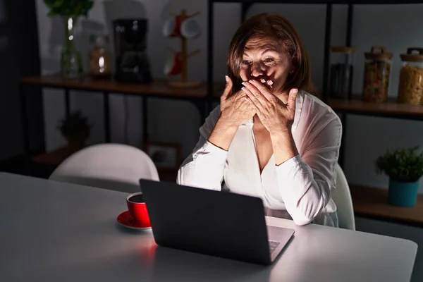 Latynoska Kobieta Średnim Wieku Używająca Laptopa Domu Nocy Zszokowana Zakrywaniem — Zdjęcie stockowe
