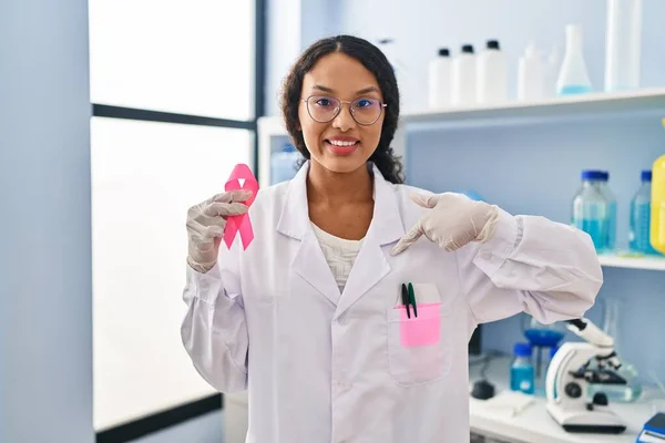 Jovem Mulher Médica Hispânica Trabalhando Laboratório Cientista Segurando Fita Rosa — Fotografia de Stock