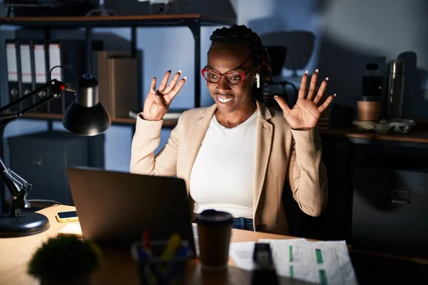 Красивая Черная Женщина Работает Офисе Ночью Показывая Показывая Пальцами Номер — стоковое фото