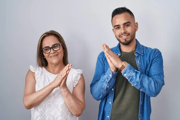 Hispanic Mor Och Son Står Tillsammans Klappar Och Applåderar Glada — Stockfoto