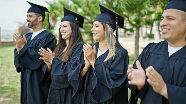 Grupo Personas Estudiantes Graduados Aplaudiendo Aplausos Campus Universitario — Foto de Stock