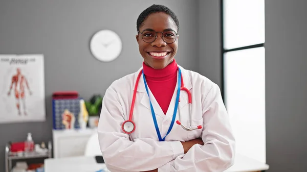 African American Woman Doctor Smiling Confident Standing Arms Crossed Gesture — ストック写真