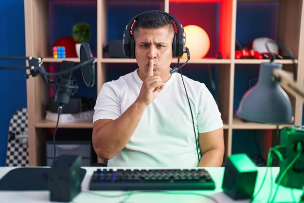 Молодой Латиноамериканец Играющий Видеоигры Просит Тишины Пальцем Губах Молчание Тайная — стоковое фото