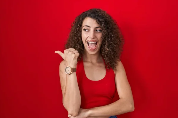 Spaanse Vrouw Met Krullend Haar Staan Rode Achtergrond Glimlachen Met — Stockfoto