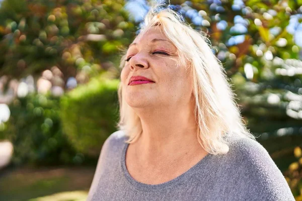 Blonde Frau Mittleren Alters Lächelt Selbstbewusst Park — Stockfoto