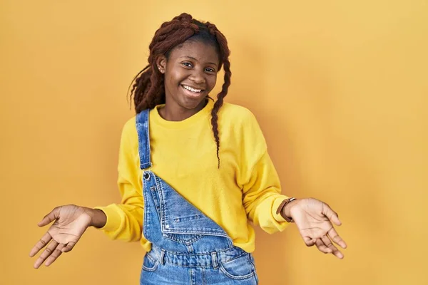Sarı Arka Planda Duran Afrikalı Kadın Gülümseyerek Gülümsüyor Dostça Bir — Stok fotoğraf