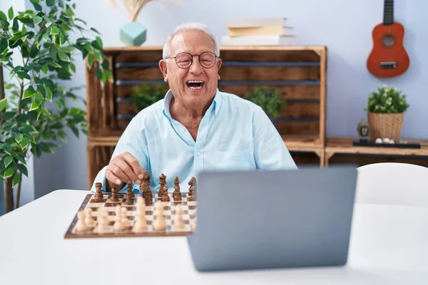 Senior Ősz Hajú Férfi Mosolygós Magabiztos Játszik Online Sakk Játék — Stock Fotó