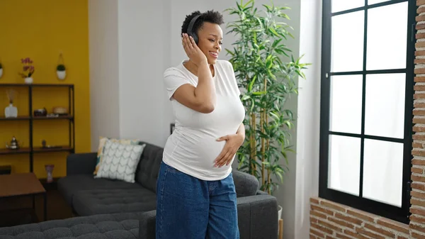 Mladá Těhotná Žena Poslouchá Hudbu Tancující Doma — Stock fotografie