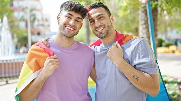 Dwóch Mężczyzn Przytula Się Siebie Trzymając Homoseksualną Flagę Parku — Zdjęcie stockowe