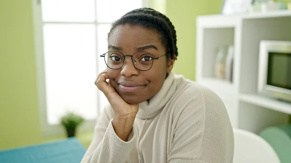 Afričanky Americká Žena Usměvavá Sebevědomě Sedí Stole Jídelně — Stock fotografie