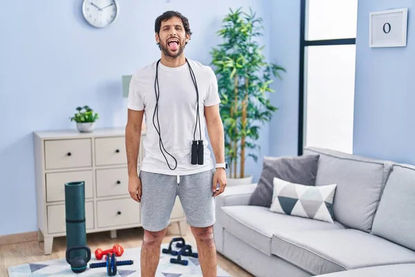 Evde Spor Giyimli Yakışıklı Latin Adam Komik Bir Ifadeyle Dilini — Stok fotoğraf