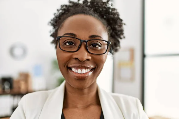 Africano Americano Mulher Empresária Sorrindo Confiante Escritório — Fotografia de Stock