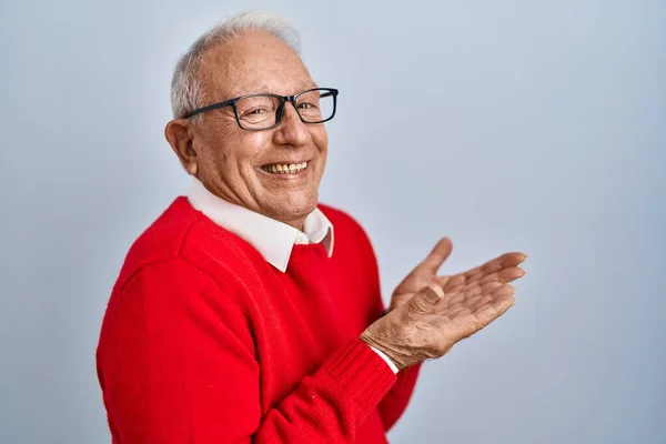Starší Muž Šedými Vlasy Stojící Nad Izolovaným Pozadím Ukazuje Stranou — Stock fotografie