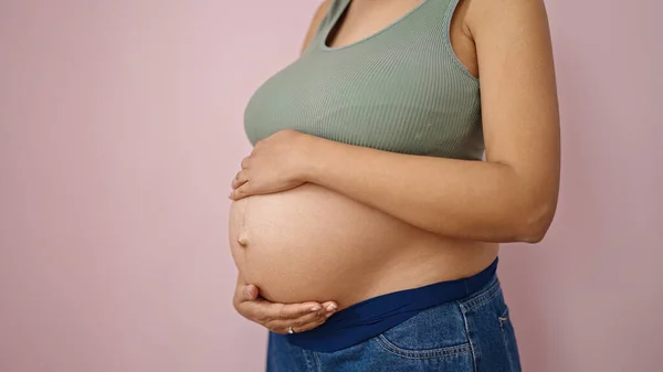 Junge Schwangere Frau Berührt Bauch Über Isolierten Rosa Hintergrund — Stockfoto