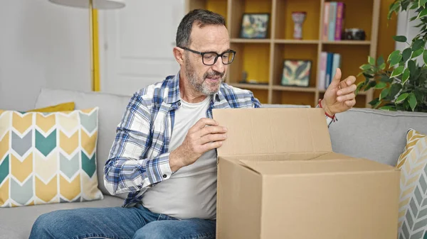 Homem Meia Idade Desembalando Caixa Papelão Sentado Sofá Casa — Fotografia de Stock