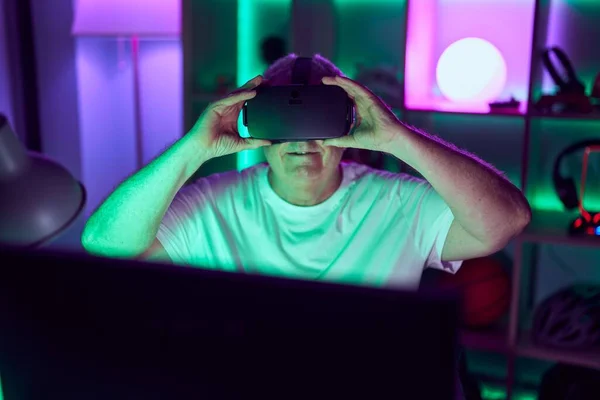 Grauhaariger Mann Mittleren Alters Spielt Videospiel Mit Virtual Reality Brille — Stockfoto