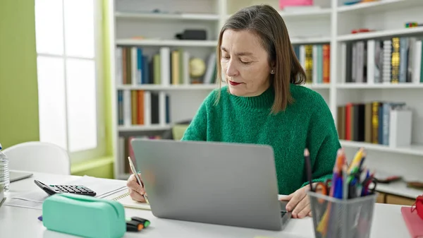 Maturo Donna Ispanica Con Capelli Grigi Utilizzando Laptop Scrittura Notebook — Foto Stock