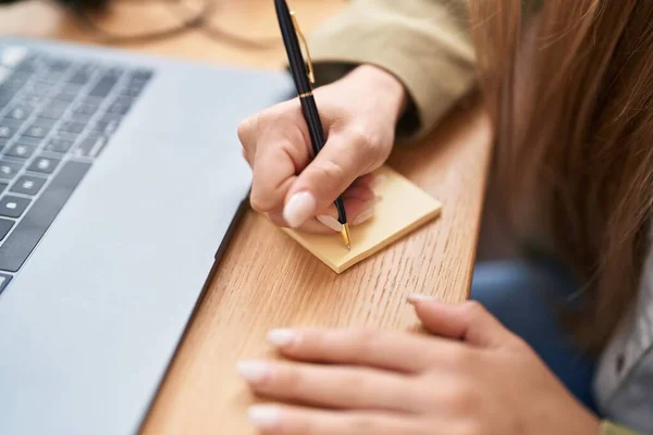 Jonge Blanke Vrouw Zakenman Met Behulp Van Laptop Schrijven Herinneringspapier — Stockfoto