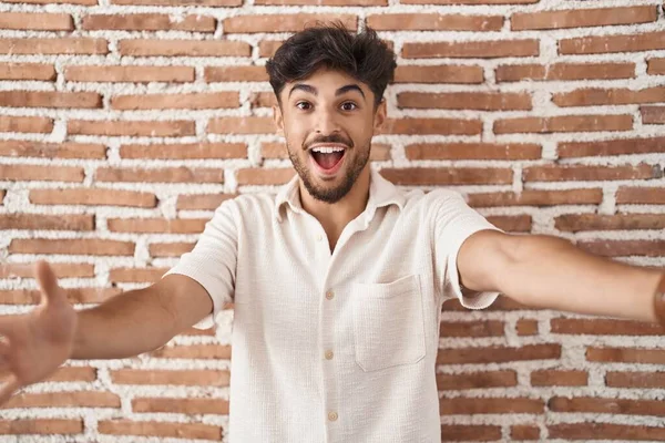 Homme Arabe Avec Barbe Debout Sur Mur Briques Arrière Plan — Photo