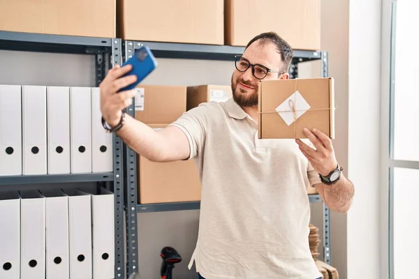 Jonge Spaanse Man Commerce Werknemer Maken Selfie Door Smartphone Holding — Stockfoto