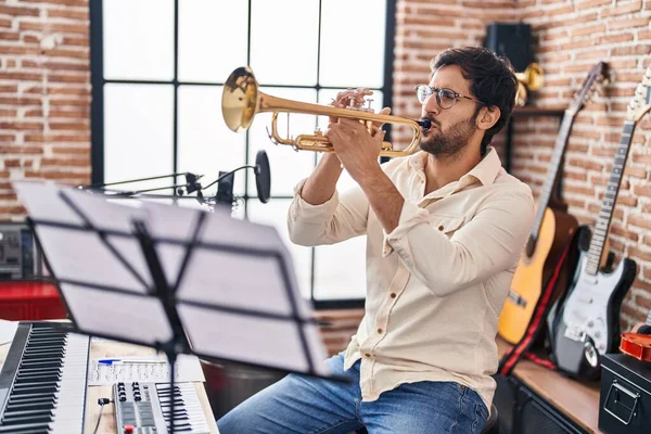 Ung Latinamerikansk Man Musiker Spelar Trumpet Musikstudio — Stockfoto