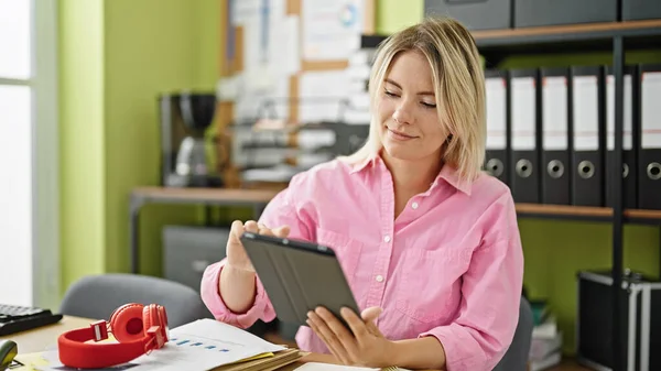 Νεαρή Ξανθιά Επιχειρηματίας Χρησιμοποιώντας Touchpad Εργασίας Στο Γραφείο — Φωτογραφία Αρχείου