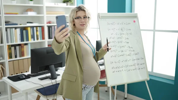 Jonge Zwangere Vrouw Onderwijst Online Wiskunde Les Magneetbord Klas — Stockfoto
