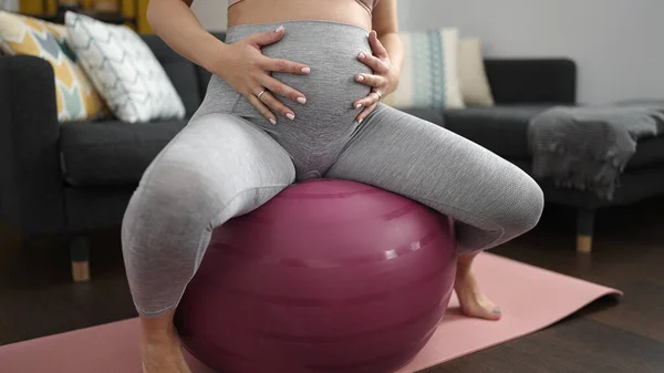 Молодая Беременная Женщина Делает Подготовительные Упражнения Сидя Мяче Дома — стоковое фото