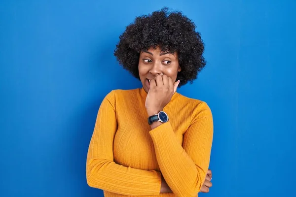 Mujer Negra Con Pelo Rizado Pie Sobre Fondo Azul Mirando — Foto de Stock