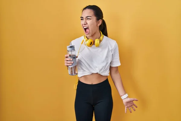 Ung Sydasiatisk Kvinna Med Sportkläder Som Dricker Vatten Arg Och — Stockfoto