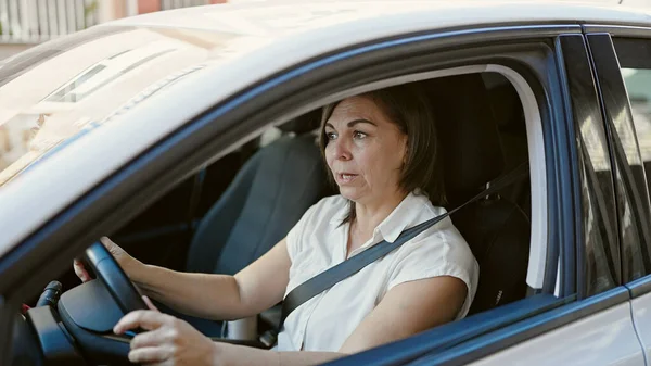 Hispanische Frau Mittleren Alters Fährt Auto Auf Straße — Stockfoto
