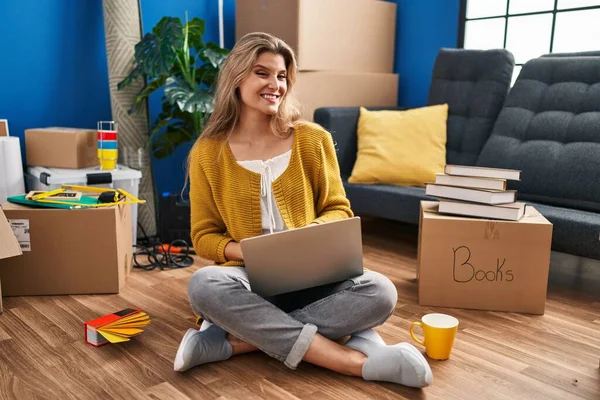 Young Woman Sitting Floor New Home Using Laptop Looking Away — Stock Photo, Image