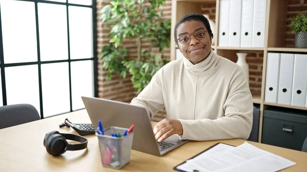 Afričanky Americká Žena Obchodní Pracovník Pomocí Notebooku Pracuje Kanceláři — Stock fotografie