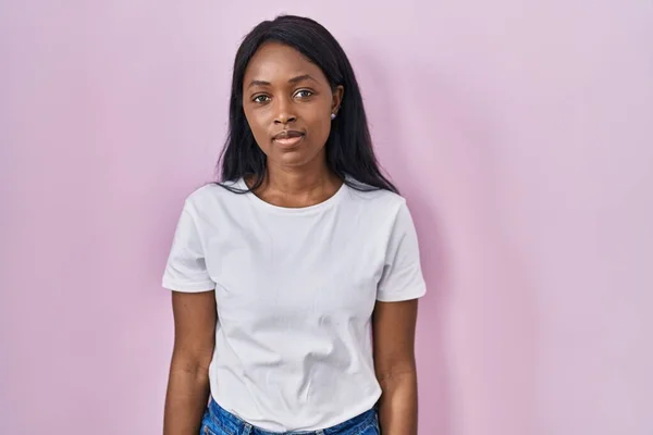 Африканська Молода Жінка Одягнена Білу Сорочку Розслаблена Серйозним Виразом Обличчя — стокове фото