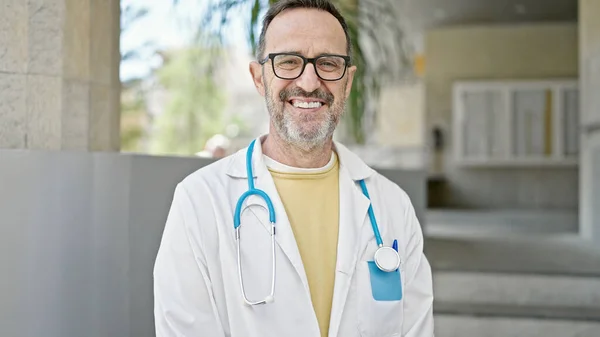 Médico Hombre Mediana Edad Sonriendo Confiado Pie Hospital — Foto de Stock