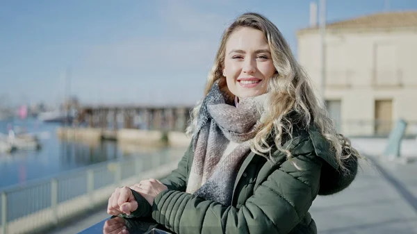 Young Blonde Woman Smiling Confident Standing Seaside — Foto Stock