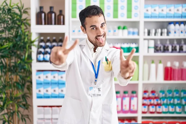 Красивый Латиноамериканец Работающий Аптеке Улыбающийся Показывая Пальчики Обеих Рук Знаке — стоковое фото