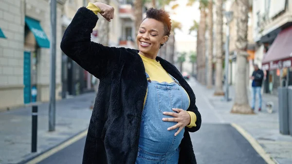Jonge Zwangere Vrouw Glimlachen Zelfverzekerd Doen Sterke Gebaar Straat — Stockfoto