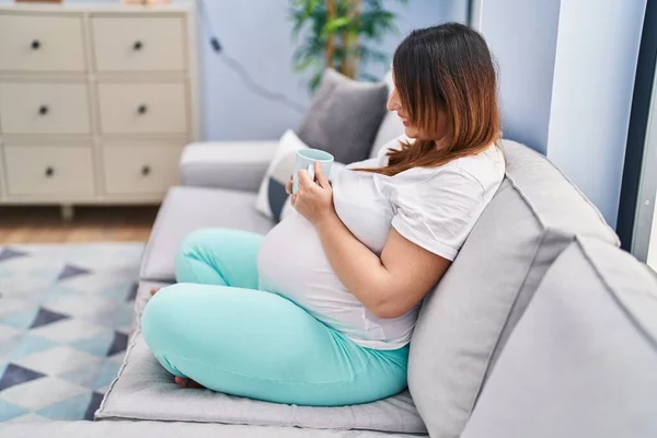 Young Pregnant Woman Drinking Coffee Sitting Sofa Home — Stock fotografie