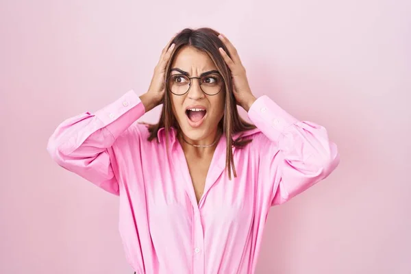 Young Hispanic Woman Wearing Glasses Standing Pink Background Crazy Scared — Stock Photo, Image
