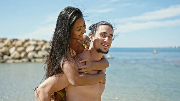Hombre Mujer Turista Pareja Celebración Novia Espalda Playa —  Fotos de Stock