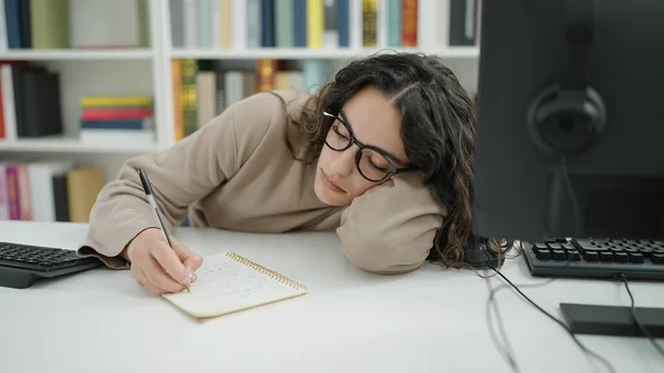 Junge Schöne Hispanische Studentin Schreibt Müde Notizen Der Bibliothek Universität — Stockfoto