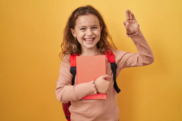 Μικρό Καυκάσιο Κορίτσι Φορώντας Σακίδιο Μαθητή Και Κρατώντας Βιβλίο Κάνει — Φωτογραφία Αρχείου
