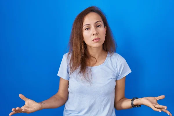 Brunette Woman Standing Blue Background Clueless Confused Open Arms Idea — Stock Photo, Image