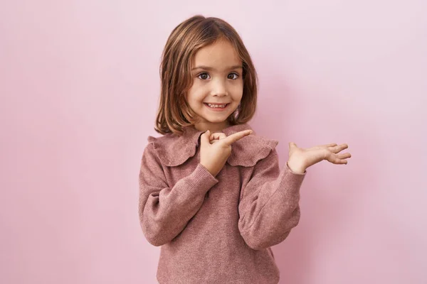 Kis Spanyol Lány Áll Rózsaszín Háttér Csodálkozott Mosolyog Kamerába Miközben — Stock Fotó