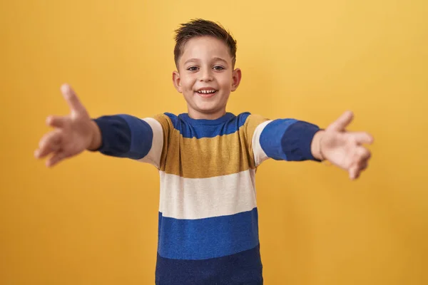Маленький Іспаномовний Хлопчик Стоїть Над Жовтим Тлом Дивлячись Камеру Посміхаючись — стокове фото