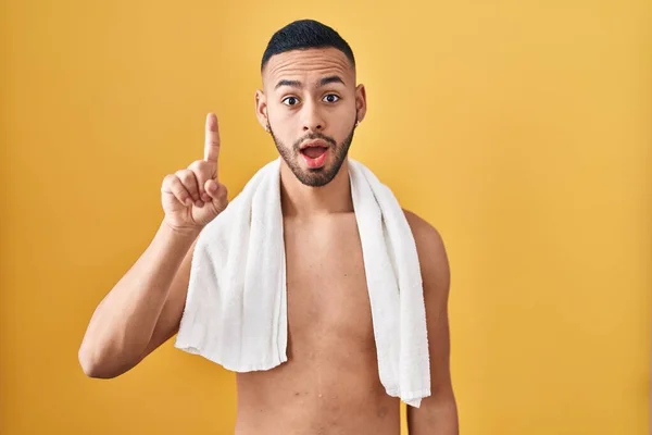 Jonge Spaanse Man Zonder Shirt Met Een Handdoek Omhoog Wijzend — Stockfoto