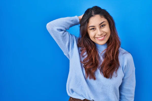 Hispanic Young Woman Standing Blue Background Smiling Confident Touching Hair — Stock Photo, Image