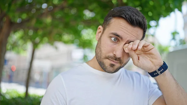 Jovem Hispânico Homem Com Expressão Séria Esfregando Olhos Rua — Fotografia de Stock