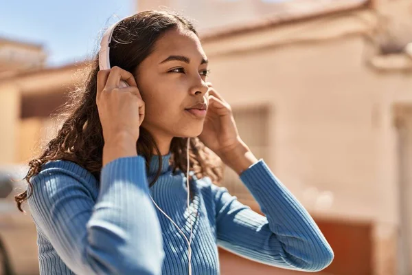 Young African American Woman Listening Music Street — Foto de Stock